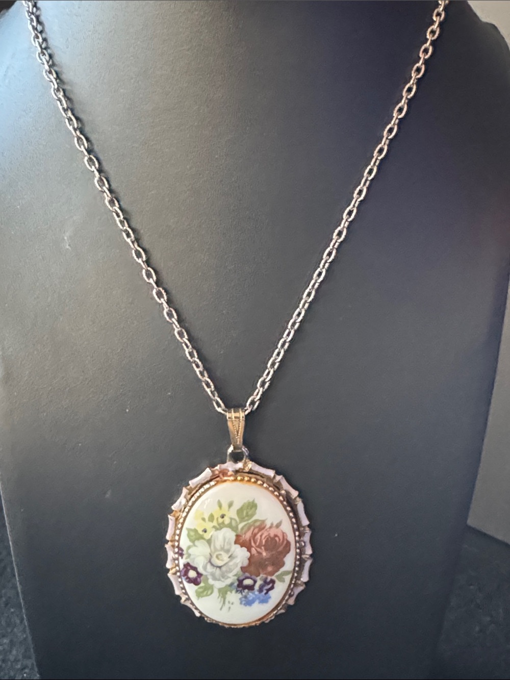 VTG Gold Tone Porcelain Floral Cameo Style Medallion Chain Necklace